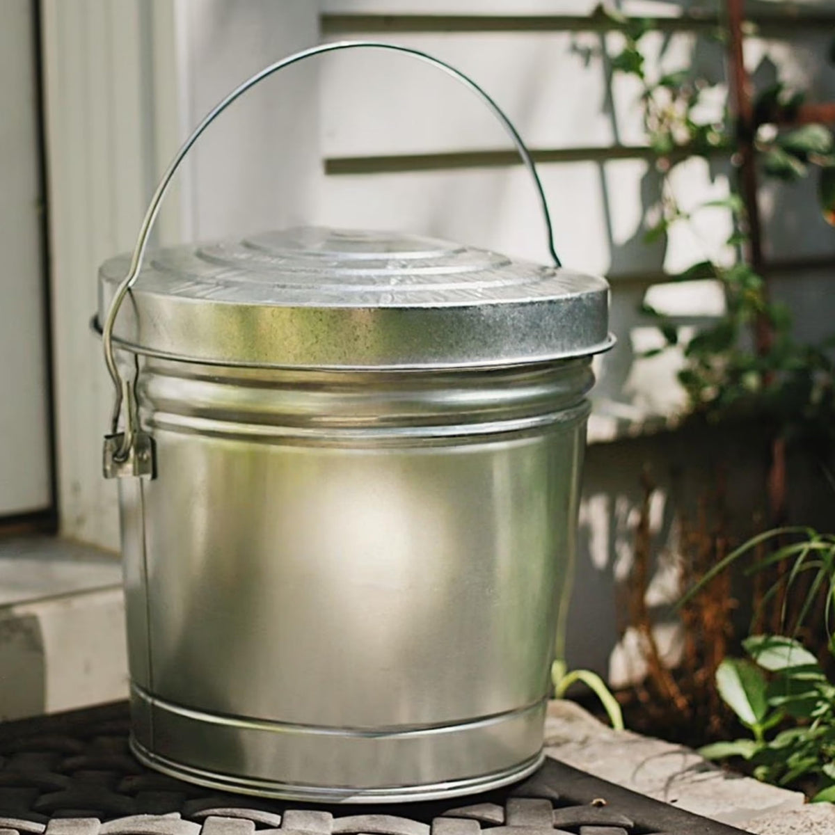 6-Gallon Galvanized Steel Storage Can with Locking Lid B120